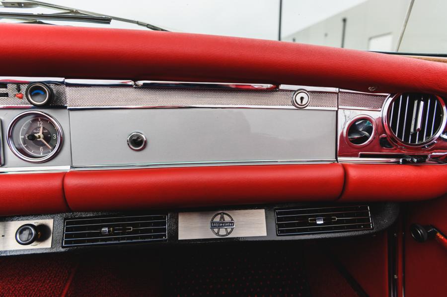 Детали интерьера Mercedes-Benz 280 SL (W113) 1969 года  (EU) (фото 78 из 141)